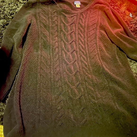 Black sweater - Picture 1 of 2